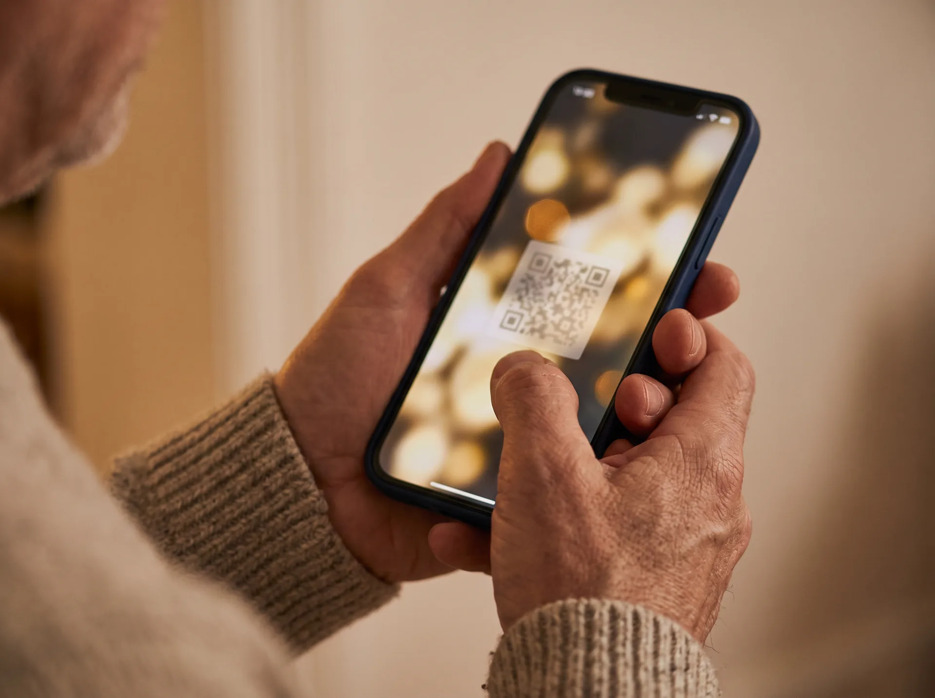購入者がスマートフォンで支払いを確認している手元